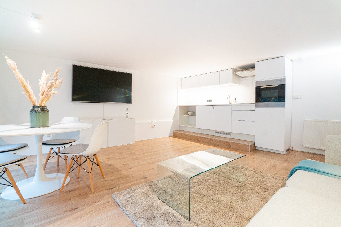 Opgeleverde woonkamer met open keuken na complete renovatie