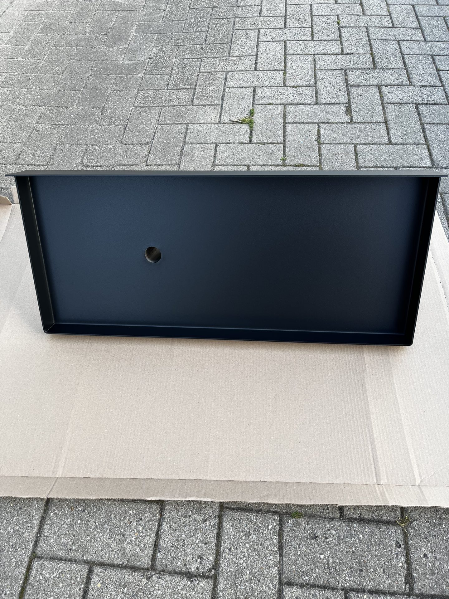 Afgewerkt zwart stalen frame uit eigen metaalwerkplaats